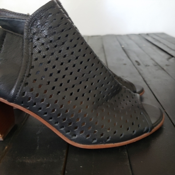 Steve Madden Nimbble Women's 8 Black Leather Perforated Sandals Heeled Open Toe - Picture 4 of 10